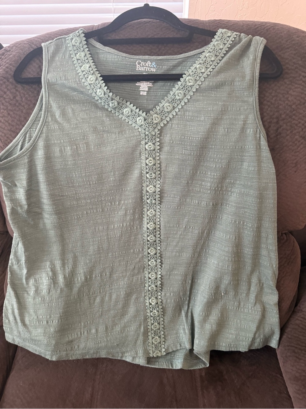 croft & barrow sage green sleeveless V-neck tank with crochet trim